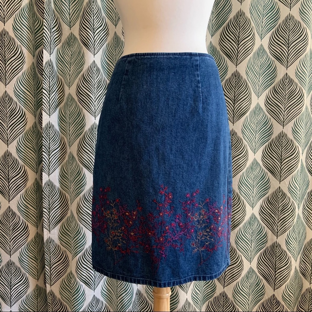 ANN TAYLOR LOFT | Denim Skirt w/Floral Embroidery